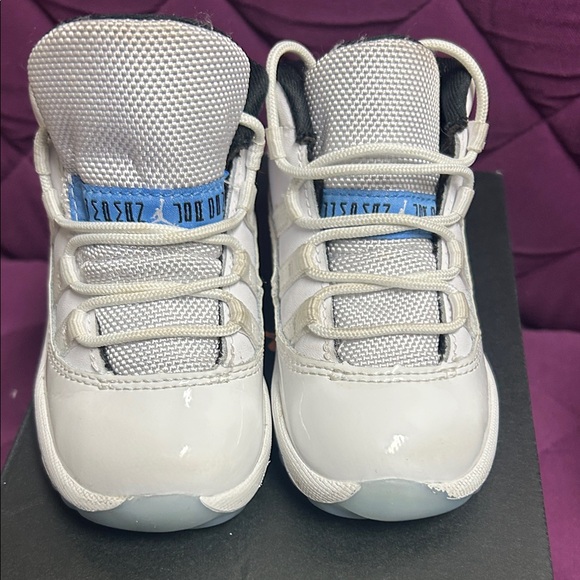 Jordan 11 Retro Kids Sneakers - White and Blue - Picture 2 of 8
